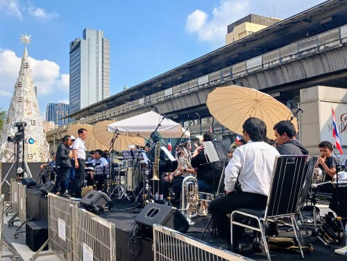 A University band practices for a Christmas show at Siam BTS